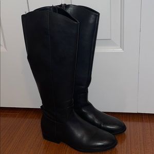Black boots — 8.5